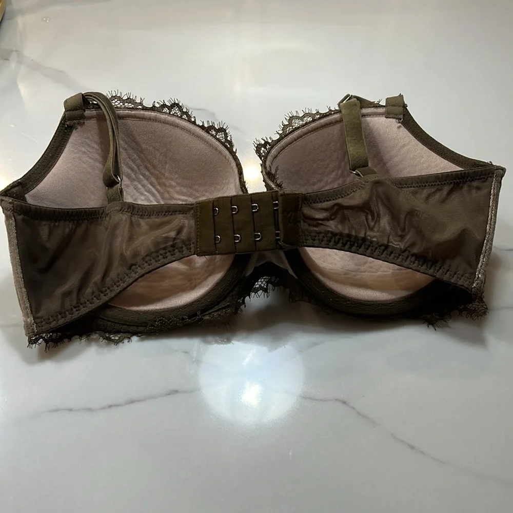 - Victoria’s secret green velvet petal bra. In EUC.